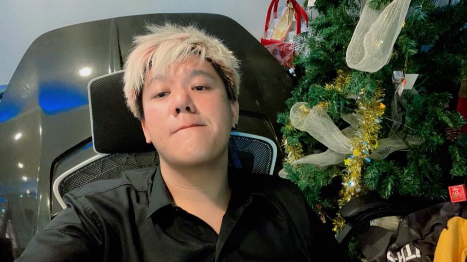 เฟย์ อายุ36 ส่วนสูง 180 นน.100 เป็นคนตลก.เฮฮา.เฟรนลี่.อบอุ่น.ชอบเทคแคร์และดูแล.จ้างได้ครับ