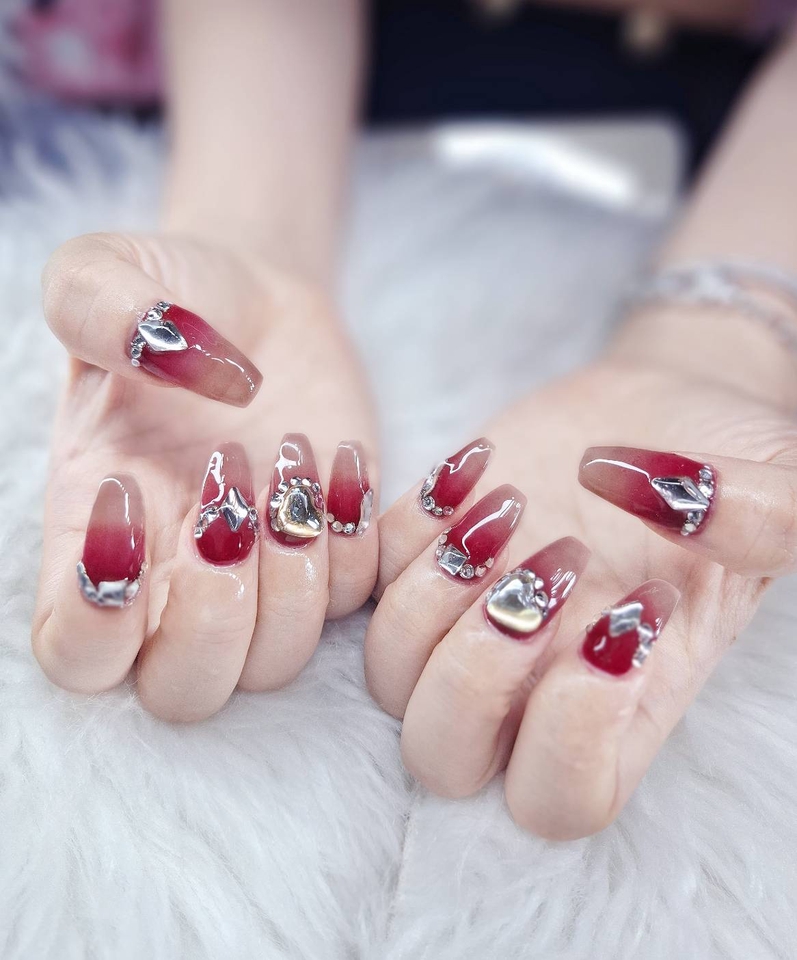 บริการทำเล็บที่บ้าน เจลทาเล็บสีแดงตกแต่งสวยหรู