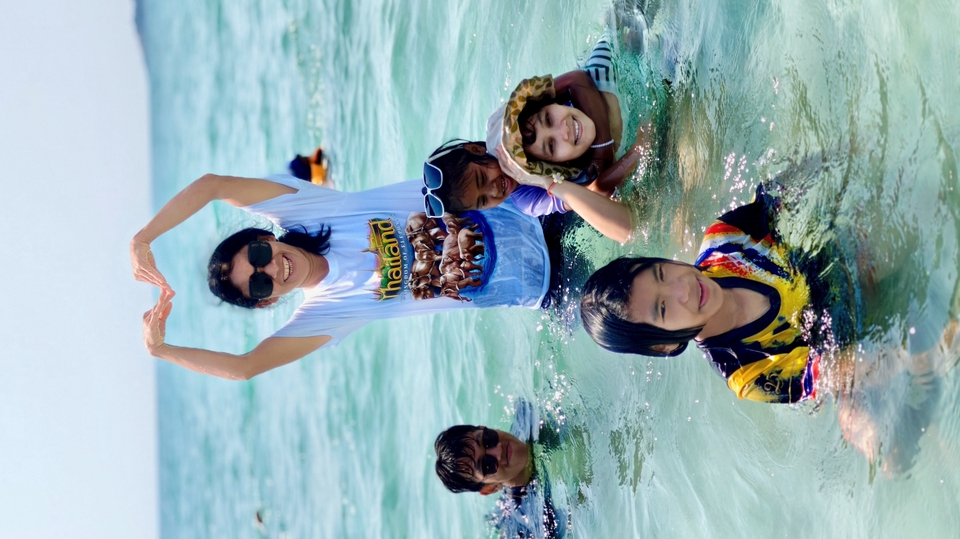 ความสุขที่ได้ไปเที่ยวทะเลของคุณเเม่