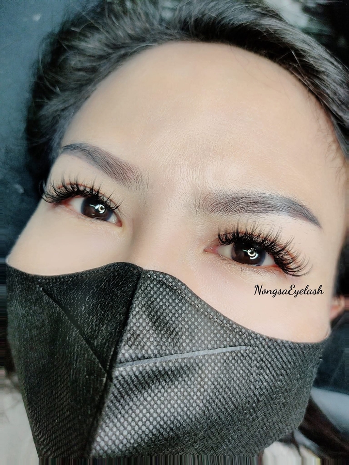 ช่วยเน้นดวงตาให้สวยเด่น ด้วยขนตาที่ยาวและหนาเป็นธรรมชาติ หาช่างต่อขนตาสวยๆ ต้องที่นี่