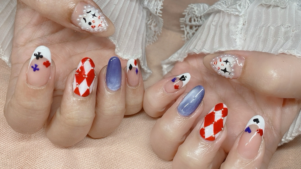 บริการทำเล็บที่บ้าน  ลายการ์ดสวยหรู  ช่างทำเล็บมืออาชีพ