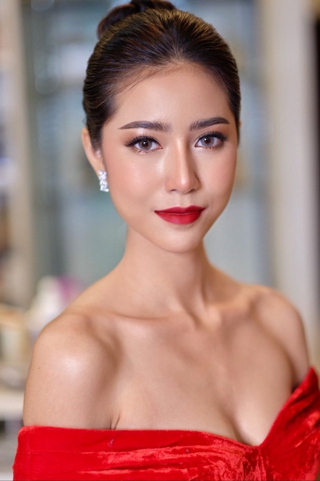 รับแต่งหน้ารับปริญญา แต่งหน้าเจ้าสาวสวย ช่างแต่งหน้ามืออาชีพ