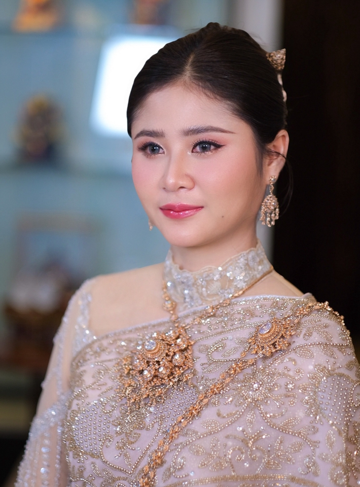 ช่างแต่งหน้ารับปริญญา แต่งหน้าเจ้าสาวสวย ดูดี เครื่องประดับทอง