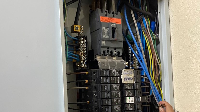 ช่างไฟฟ้ารับเดินสายไฟบ้านระบบไฟฟ้าภายในบ้าน ตรวจสอบซ่อมแซม