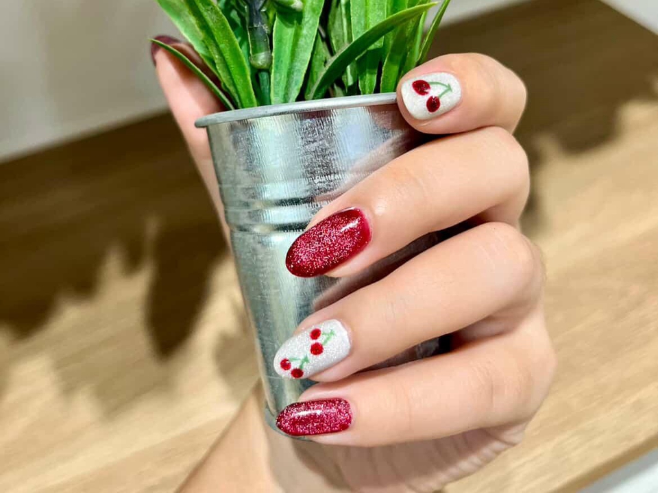 บริการทำเล็บที่บ้าน แต่งเล็บสีแดงลายเชอร์รี่