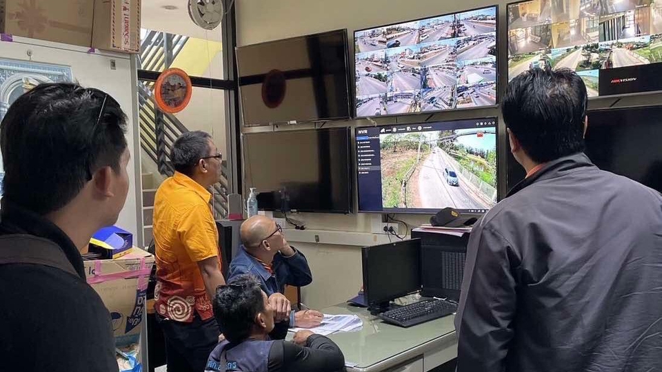 หาช่างไฟฟ้า ช่างไฟฟ้าตรวจสอบระบบไฟฟ้าด้วยจอภาพ CCTV