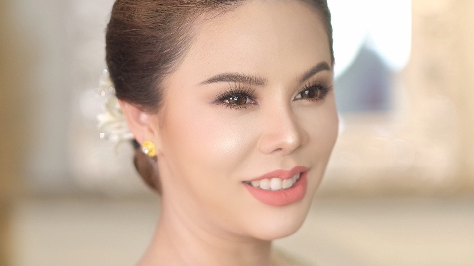 เจ้าสาวชุดในเกล้าผมมวยต่ำ