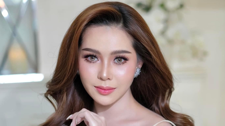 เจ้าสาวผมลอนฟ่าร่า