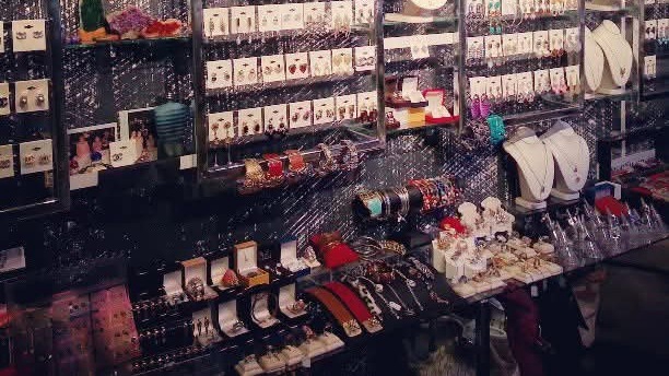 17ปีที่แล้วเปิดธุรกิจร้านเครื่องประดับเกาหลี และนำเข้าสินค้าจากUSAมาขาย ปัจจุบันเปิดร้านของเก่า
