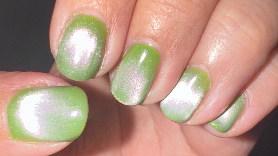 crystal cat eye nails (สีลูกแก้ว)
