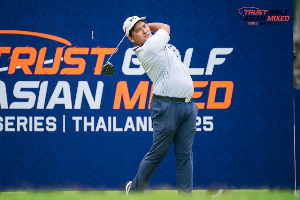 เรียนตีกอล์ฟ ครูสอนตีกอล์ฟกำลังสอนเทคนิคการตีวงสวิงกอล์ฟในสนาม