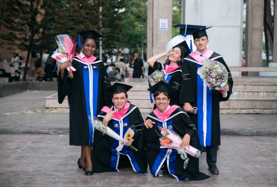 ตากล้องรับถ่ายรูป ถ่ายภาพรับปริญญาหมู่เพื่อนๆบัณฑิต