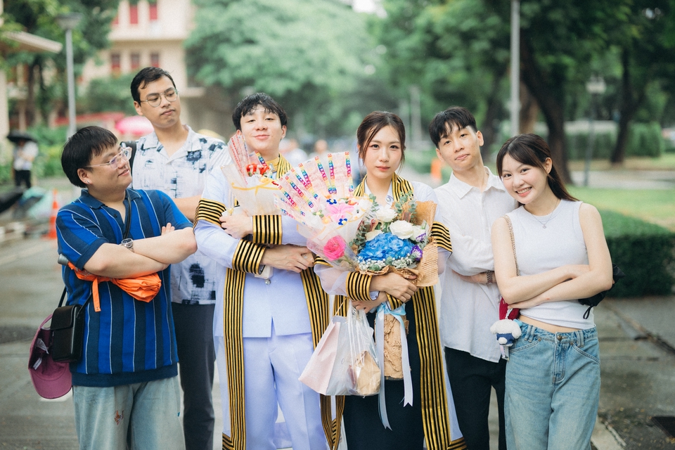 รับถ่ายรูปรับปริญญา ช่างภาพรับปริญญา ถ่ายภาพกลุ่มเพื่อน