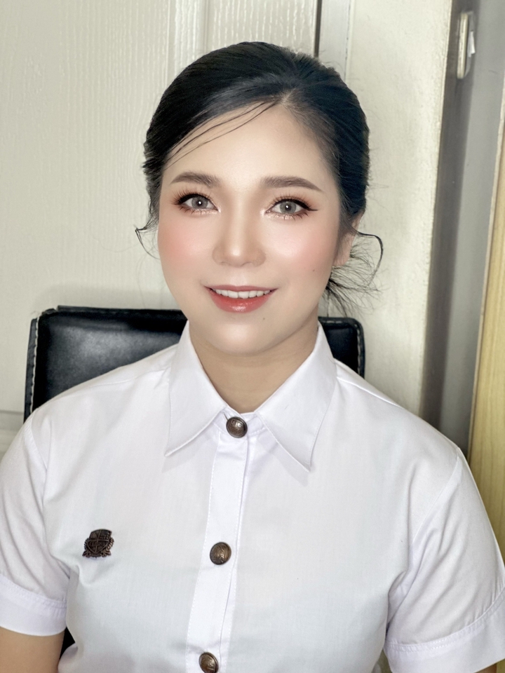 ช่างแต่งหน้ารับปริญญา แต่งหน้าสวยใส รับแต่งหน้า ทำผม