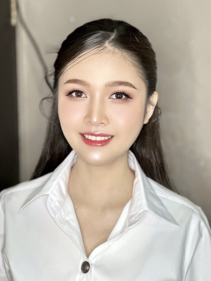 แต่งหน้ารับปริญญาสวยใส รับแต่งหน้าเจ้าสาว ช่างแต่งหน้ามืออาชีพ