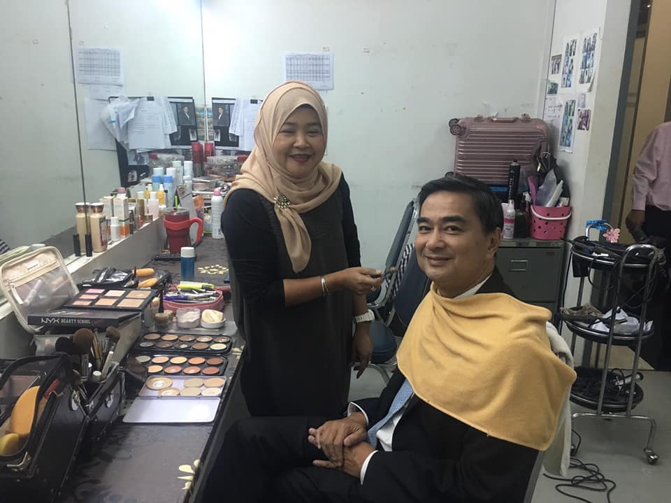 ช่างแต่งหน้ารับปริญญา แต่งหน้าทำผมผู้ชาย บริการแต่งหน้ามืออาชีพ