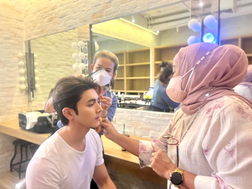 ช่างแต่งหน้ามืออาชีพแต่งหน้าผู้ชาย บริการแต่งหน้าทำผม
