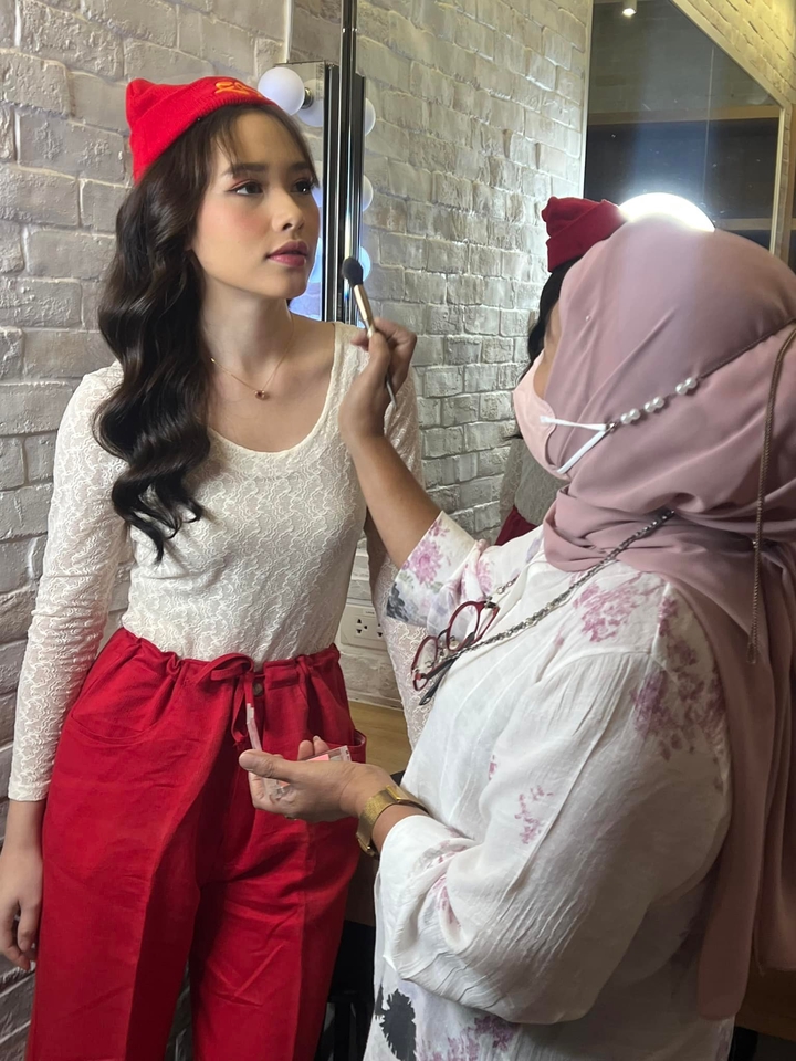 ช่างแต่งหน้ารับปริญญา แต่งหน้าทำผมสวย รับจ้างแต่งหน้า