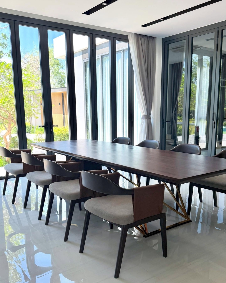 รับออกแบบตกแต่งภายในบ้านหรู พร้อมเฟอร์นิเจอร์ครบครัน