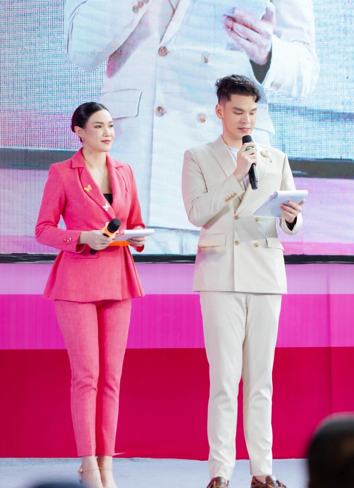 หาพิธีกรมืออาชีพ จ้าง MC งานอีเว้นท์ พิธีกรงานแต่ง