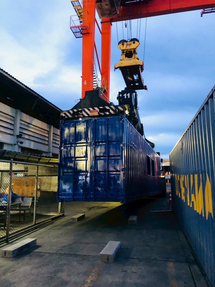 รับเหมาต่อเติมบ้านยกครึ่งตู้คอนเทนเนอร์ บริการก่อสร้าง