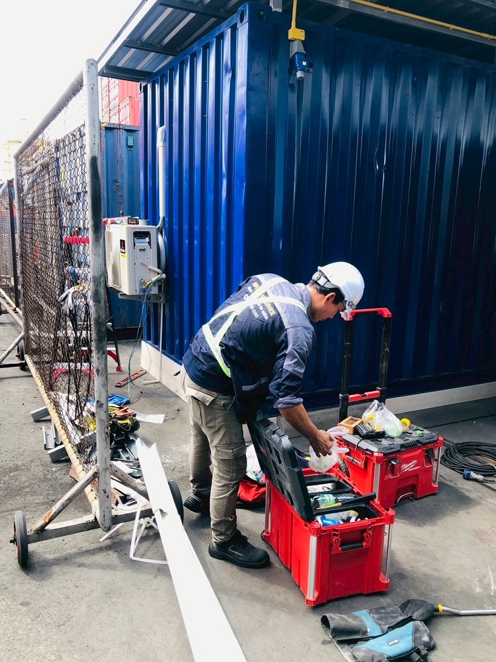 ผู้รับเหมาก่อสร้างกำลังตรวจสอบงานต่อเติมบ้าน ช่างรับเหมา ต่อเติมบ้าน