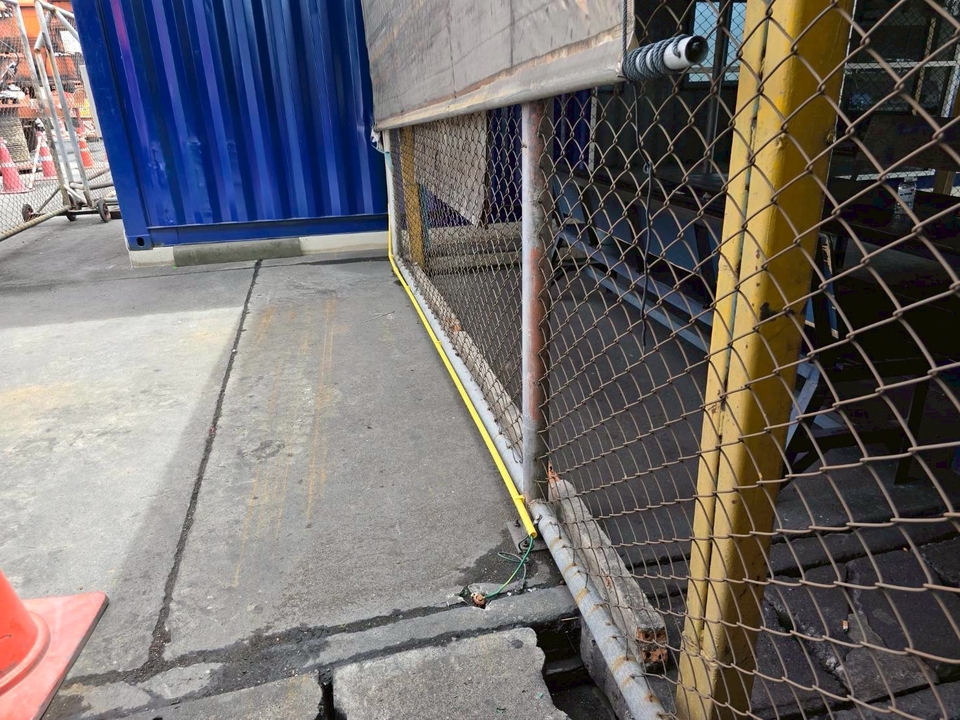 ผู้รับเหมาก่อสร้างตรวจสอบพื้นที่ก่อสร้าง ต่อเติมบ้าน