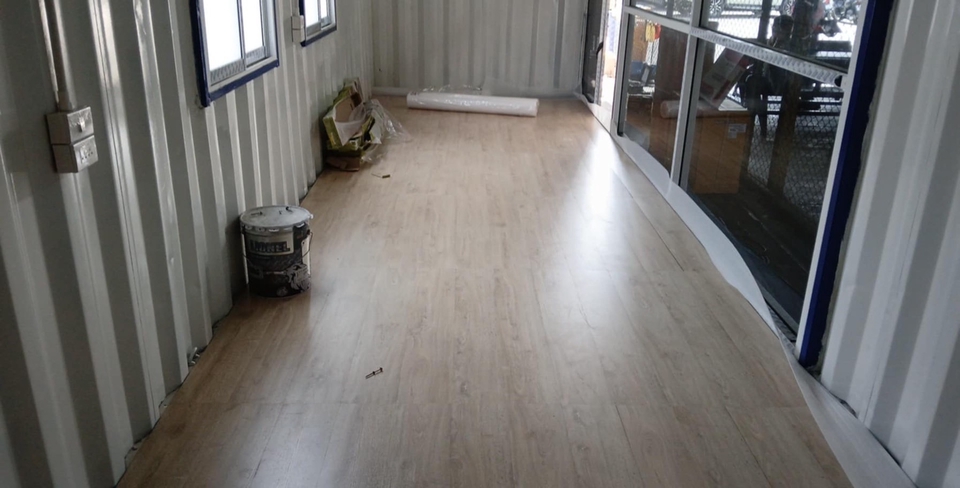 รับเหมาตกแต่งภายในต่อเติมบ้านด้วยพื้นไม้ลามิเนตสวยงาม