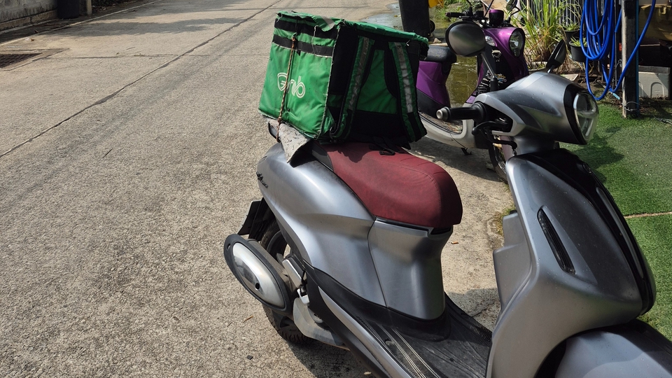 บริการรับจ้างขนของย้ายหอ มอเตอร์ไซค์ Grab สีเงิน พร้อมกระเป๋าใส่ของสีเขียว เตรียมพร้อมขนย้ายของ บริการขนย้าย ราคาถูก ย้ายห้อง ย้ายคอนโด ขนย้ายของ เฟอร์นิเจอร์