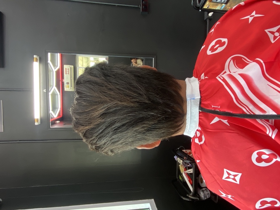 บริการตัดผมนอกสถานที่ ช่างตัดผมให้บริการตัดผมถึงที่ รูปภาพแสดงการตัดผมด้วยผ้าคลุมสีแดง ตัดผมนอกสถานที่ราคาดี สะดวกสบาย ทำผม เปลี่ยนทรงผม บริการตัดผมถึงบ้าน ช่างตัดผมเดลิเวอรี่ พร้อมให้บริการ