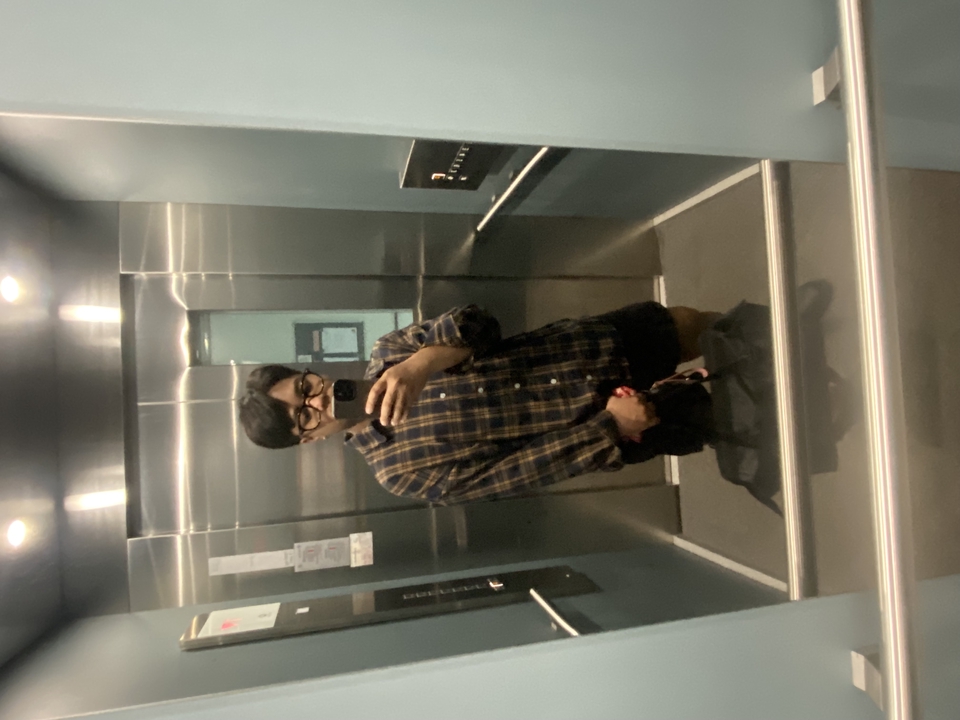 ตัดผมนอกสถานที่ ช่างตัดผมให้บริการตัดผมถึงที่ ในรูปชายหนุ่มกำลังถ่ายรูปในลิฟต์ เตรียมพร้อมรับบริการตัดผม ตัดผมที่บ้านสะดวกสบาย ราคาไม่แพง ช่างตัดผมเดลิเวอรี่ พร้อมให้บริการ ตัดผมชาย ตัดผมหญิง