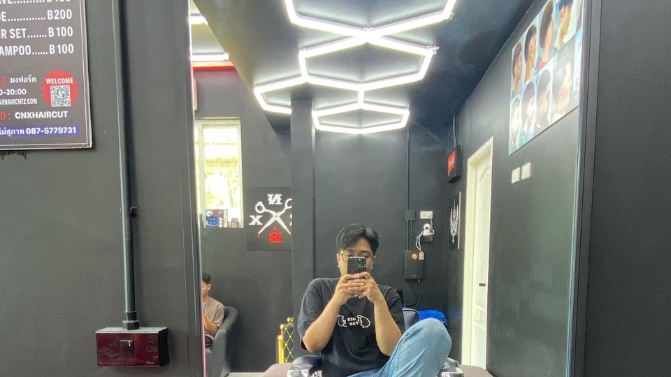 ช่างตัดผมกำลังถ่ายรูปตัวเองในกระจกในร้านทำผม มองหา ตัดผมเดลิเวอรี่ หรือ บริการตัดผมนอกสถานที่ สะดวก รวดเร็ว ตัดผม ตัดผมชาย ตัดผมหญิง สไตล์หลากหลาย เลือกช่างได้เอง