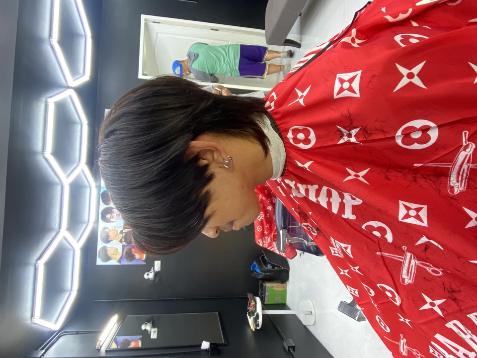 รับตัดผมนอกสถานที่ ช่างตัดผมให้บริการตัดผมถึงที่ รูปภาพแสดงการตัดผมด้วยผ้าคลุมลายสวยงาม ช่างตัดผมกำลังให้บริการลูกค้าที่ร้านตัดผม ตัดผม ตัดผมชาย ตัดผมหญิง ตัดผมสวย ตัดผมตามบ้าน บริการตัดผมนอกสถานที่ ราคาดี ตัดผมเดลิเวอรี่