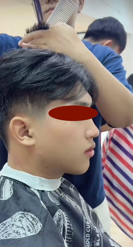 ช่างตัดผม นอกสถานที่ กำลังตัดผมให้กับลูกค้า รูปทรงผมเท่ๆ พร้อมบริการตัดผมถึงบ้าน สะดวก รวดเร็ว สบาย บริการตัดผมที่บ้าน ตัดผม ตัดผมชาย ตัดผมทรงนักเรียน ตัดผมเด็ก ราคาถูก สระผม ตัดผมเดลิเวอรี่