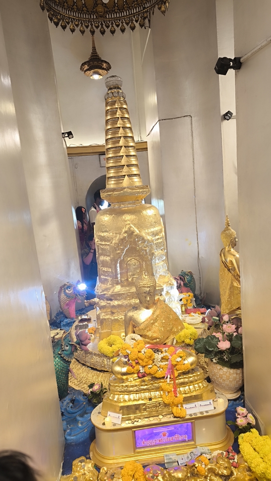 วัดสระเกศ ราชวรมหาวิหาร (วัดภูเขาทอง)
จุดสูงสุดของภูเขาทอง (ยอดภูเขาทอง)
ที่บรรจุพระบรมสารีริกธาตุ