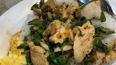 เป็นภาพกระเพราไก่ไข่ดาว