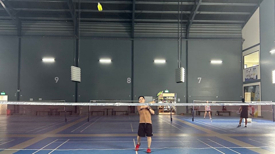 เป็นเพื่อนเล่นแบดมินตันให้คุณ เพื่อความสนุกสนานและการออกกำลังกาย ตีไม่เก่งก็สนุกได้