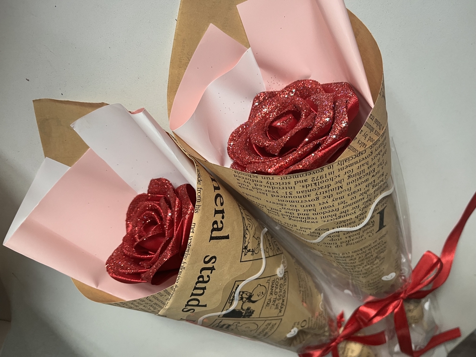 รับจัดดอกไม้ - ช่อกุหลาบกลิตเตอร์ 🌟 - 5