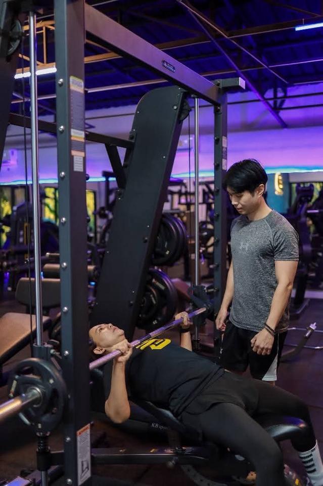 เทรนเนอร์ส่วนตัวฟิตเนส ช่วยลูกค้าออกกำลังกายแบบมืออาชีพ
