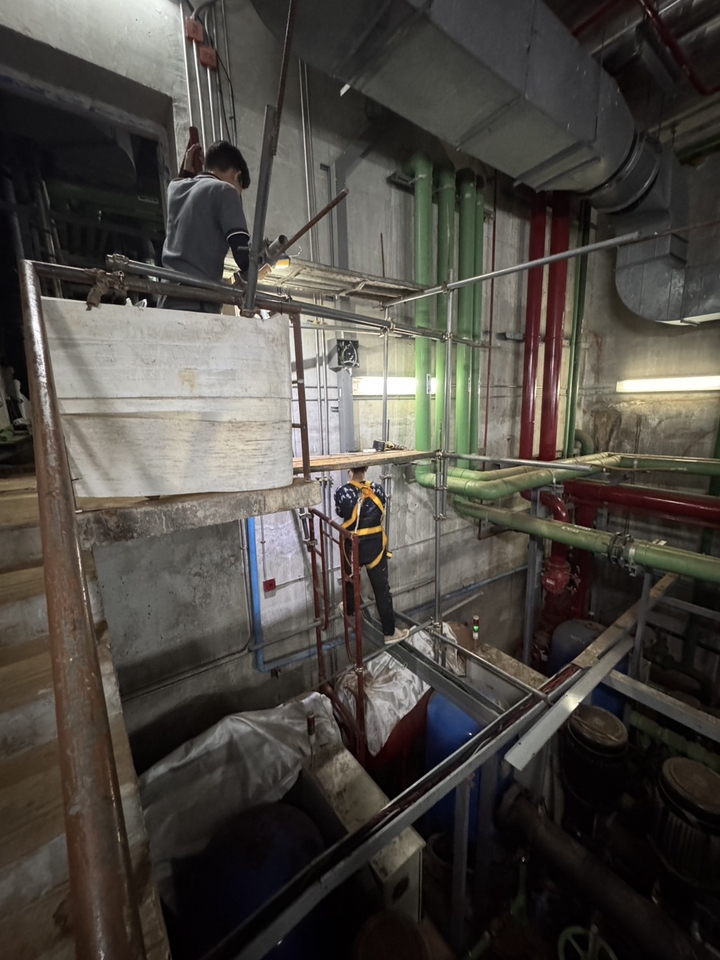 หาช่างไฟฟ้า เดินสายไฟ ติดตั้งระบบไฟฟ้าในอาคาร, ช่างไฟทำงานในห้องเครื่อง, มีอุปกรณ์และสายไฟ, หาช่างไฟฟ้าภายในบ้าน, ช่างซ่อมไฟฟ้า, ช่างเดินสายไฟ, ช่างไฟใกล้ฉัน, ไฟฟ้าลัดวงจร, บริการช่างไฟฟ้าทั่วไทย