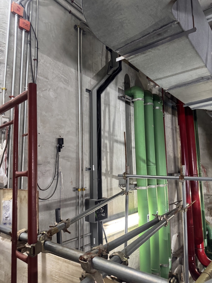 หาช่างไฟฟ้า เดินสายไฟอาคาร พบสายไฟและท่อต่างๆ ติดตั้งบนผนังคอนกรีต อาจเป็นงานเดินสายไฟสำหรับอาคาร แสดงถึงบริการ รับเหมาไฟฟ้า, ช่างเดินสายไฟ, ช่างซ่อมไฟฟ้า, เดินสายไฟในบ้าน, ช่างไฟฟ้ารายวัน ในพื้นที่ต่างๆ ทั่วประเทศไทย