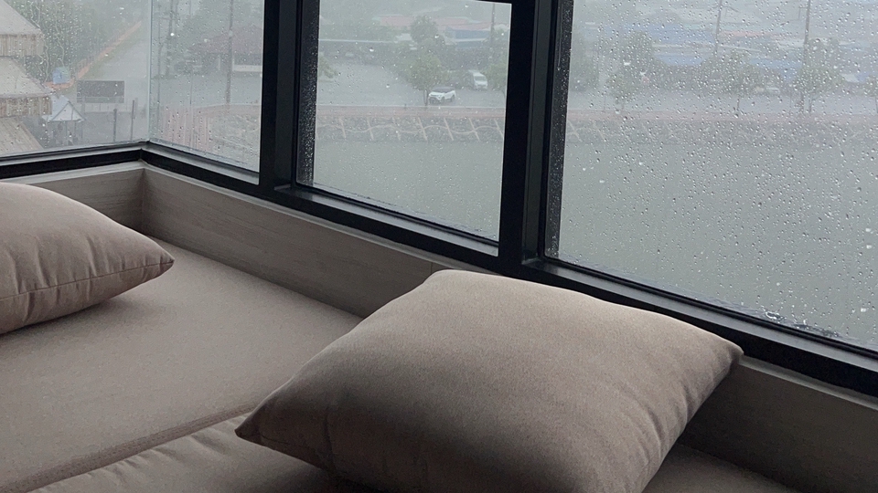 “ ทุกช่วงเวลา มีเรื่องราวซ่อนอยู่เสมอ ”
เราอยู่ตรงนี้นะ รับฟังทุกเรื่องแบบไม่ตัดสิน