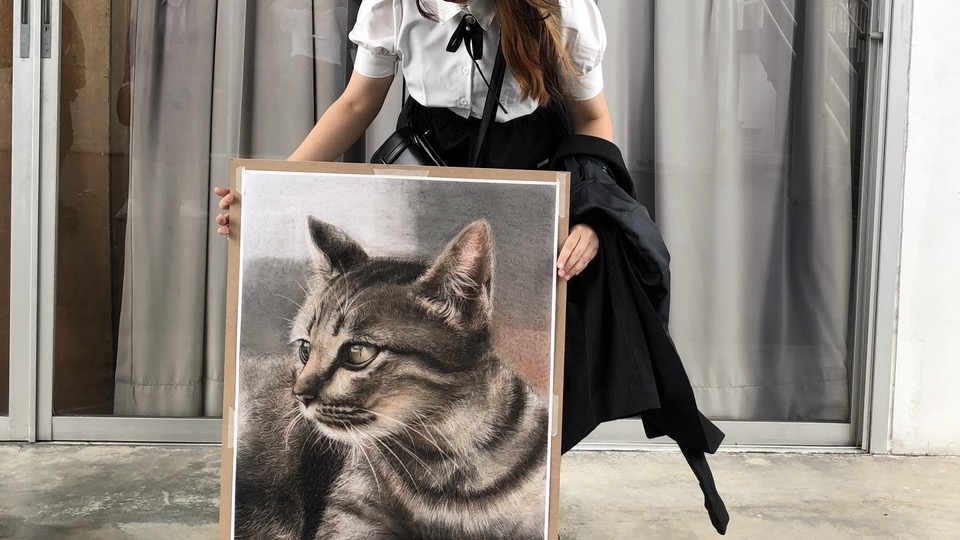 ภาพแมวลายสวยเหมือนจริง ถือโดยหญิงสาวฝีมือดีมีคุณภาพ ได้รับพร้อมกรอบ