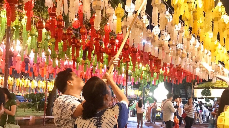 รับจ้างแควนโคมที่งานแขวนโคมที่ลำพูนทั้งวัดพระธาตุหริฯและลานเจ้าแม่จามเทวี