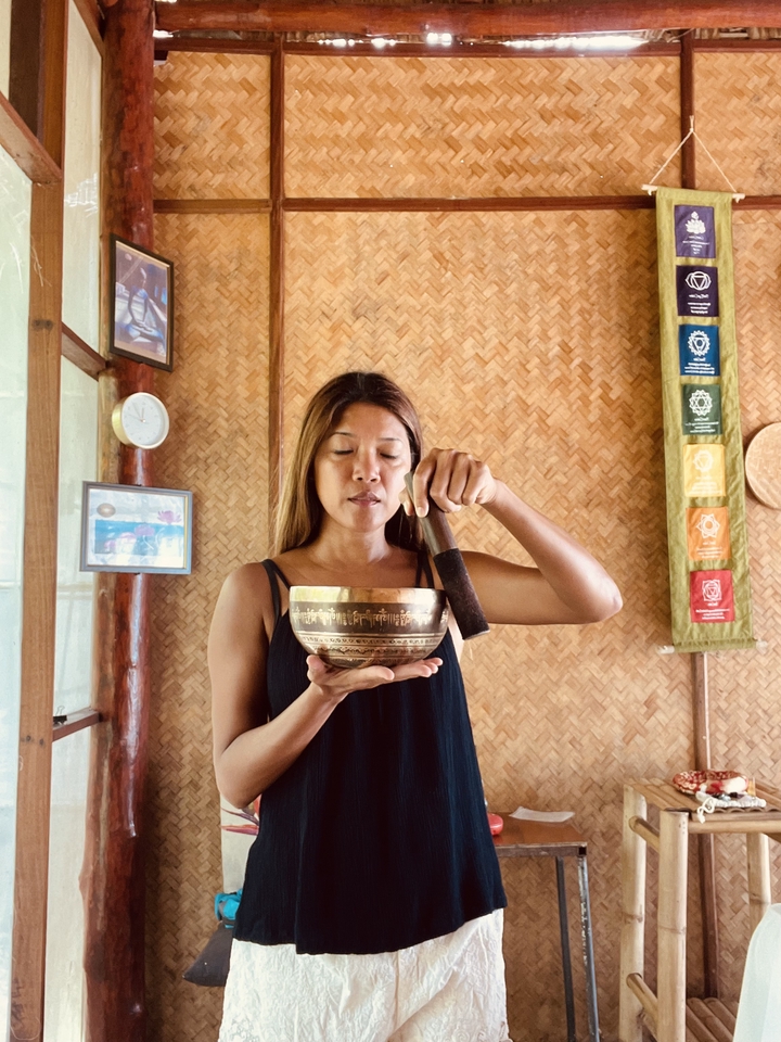 สอนการทำสมาธิด้วยเสียงร้องและชามสังฆาต เรียนการทำสมาธิ