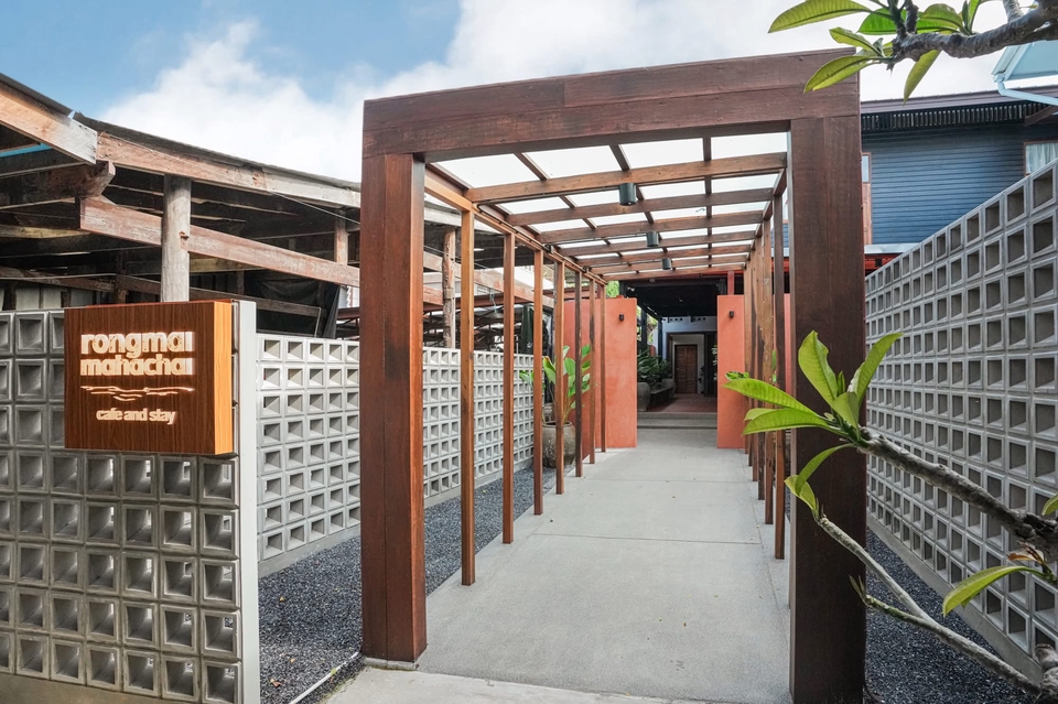 บาริสต้าร้านRongmai Mahocha คาเฟ่บรรยากาศสบายๆ