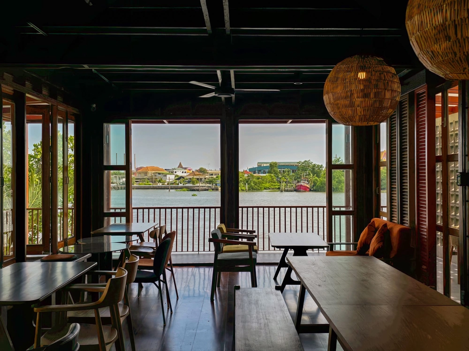 บาริสต้าร้านกาแฟบรรยากาศดีริมน้ำ