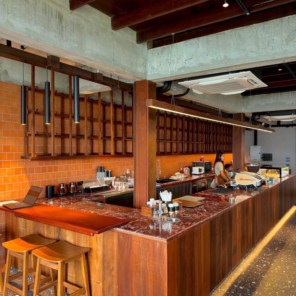 บาริสต้ามืออาชีพชงกาแฟในร้านกาแฟสวยสไตล์โมเดิร์น