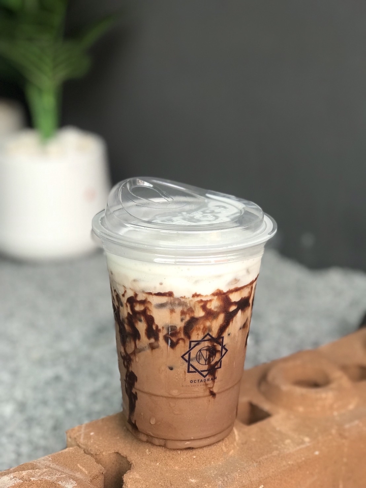 บาริสต้าชงเครื่องดื่มช็อกโกแลตเย็น