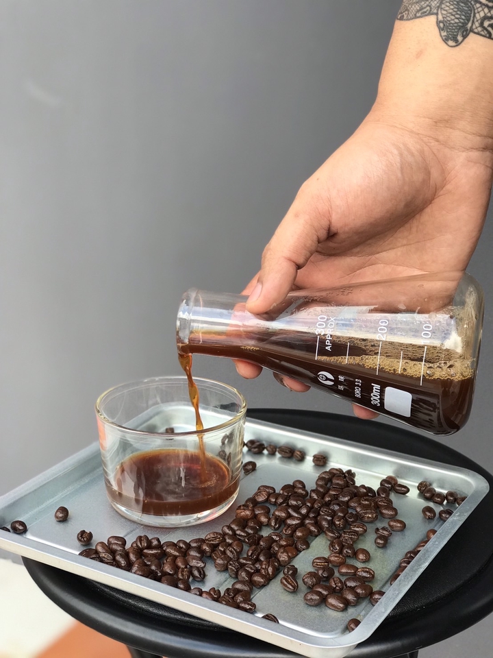 บาริสต้าชงกาแฟคั่วเมล็ดสด